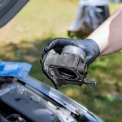 Do czego służy przepustnica w dieslu i jak wpływa na wydajność silnika
