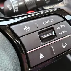 Czym jest cruise control w samochodzie i jak działa? Poznaj korzyści i rodzaje tempomatu