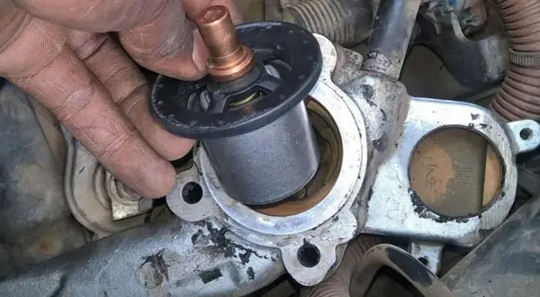 Gdzie jest termostat w Mazda 6 2.0 diesel? Oto ważne informacje