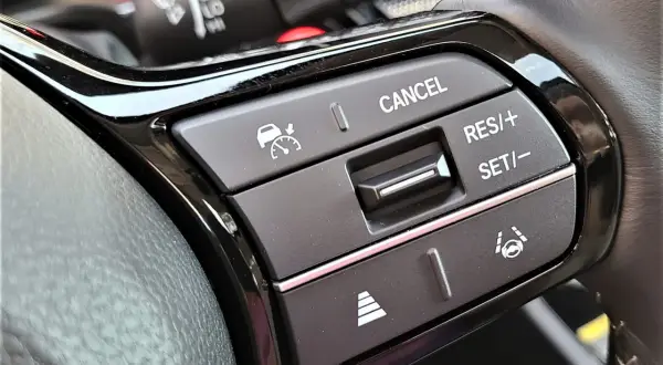 Czym jest cruise control w samochodzie i jak działa? Poznaj korzyści i rodzaje tempomatu