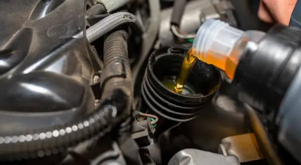 Jaki olej do silnika 2.0 diesel? Uniknij błędów i zadbaj o żywotność silnika!