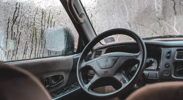 Dlaczego parują szyby w samochodzie i jak temu skutecznie zapobiec?
