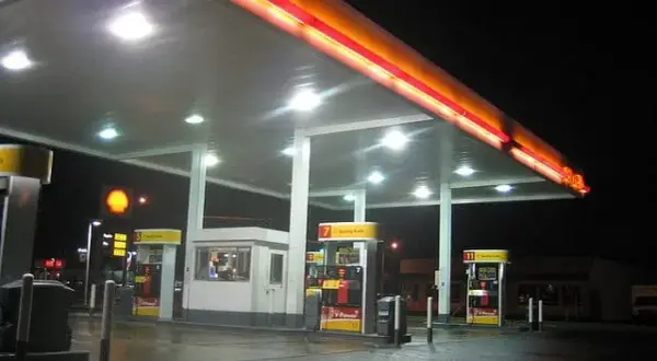 Czy diesel pojedzie na benzynie? Konsekwencje i koszty zatankowania benzyny do diesla
