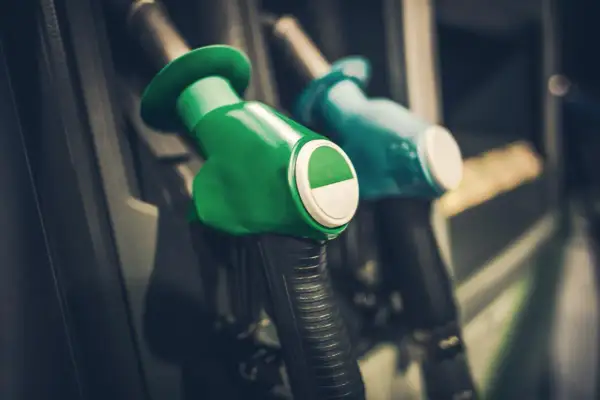Benzyna czy diesel w starszych autach: co wybrać, by uniknąć kosztownych błędów?