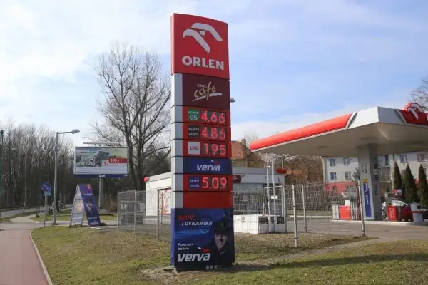 Aktualna cena 1 litra benzyny w Polsce – czy warto tankować teraz?